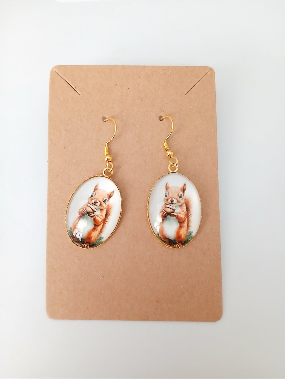 Fashion Jewelry Gold Oval Squirrel Earrings with White Background